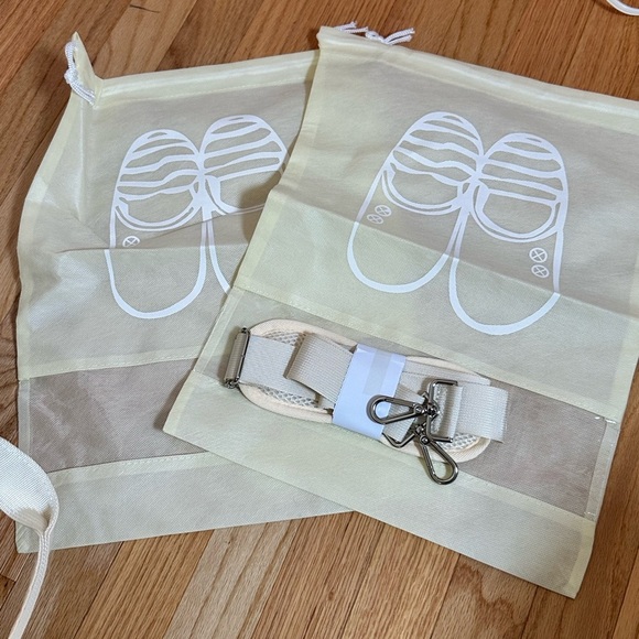 NWT Amazon Cream Weekender Bag with Soft Structure and Versatile Design - Picture 7 of 12